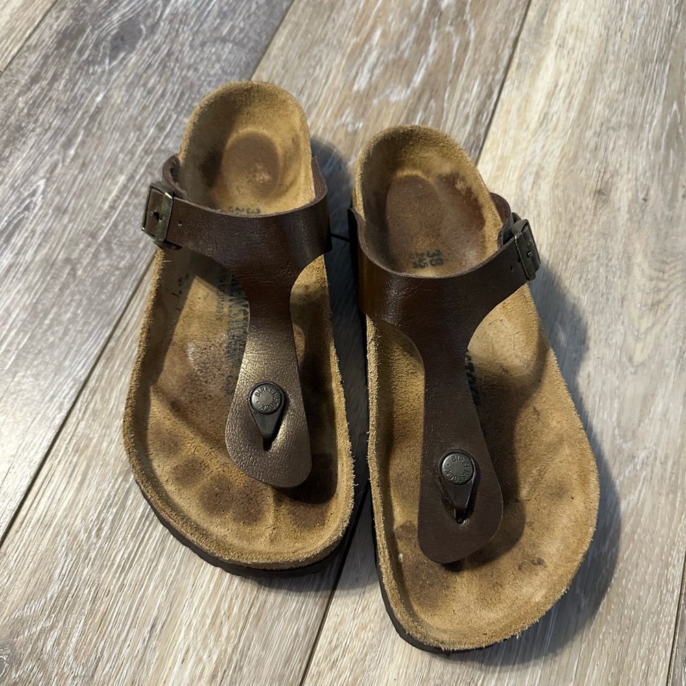 Birkenstock Gizeh Sandal in Brown